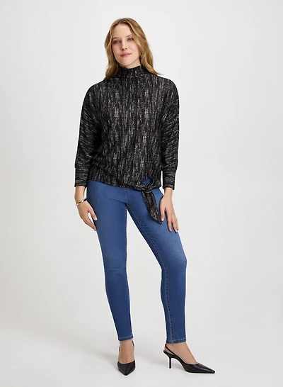 Pull à col montant et lien à nouer avec jean bleu étroit
