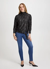 Pull à col montant et lien à nouer avec jean bleu étroit