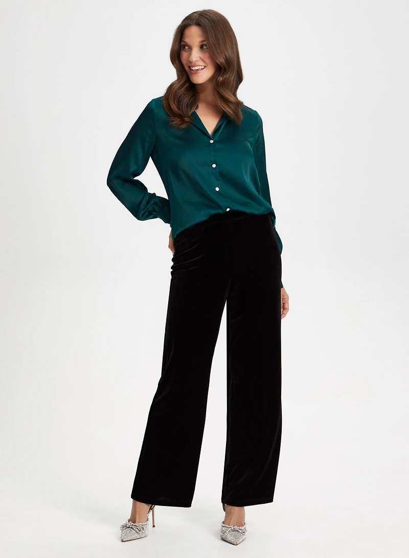 Pantalon en velours et blouse satinée