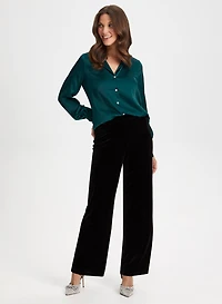 Pantalon en velours et blouse satinée