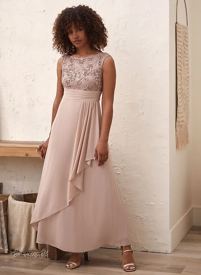 Robe en dentelle pailletée à volant drapé