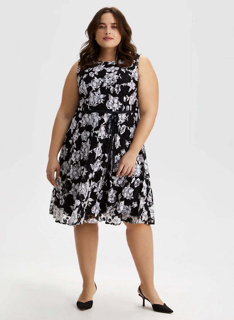 Robe fleurie sans manches à ruban