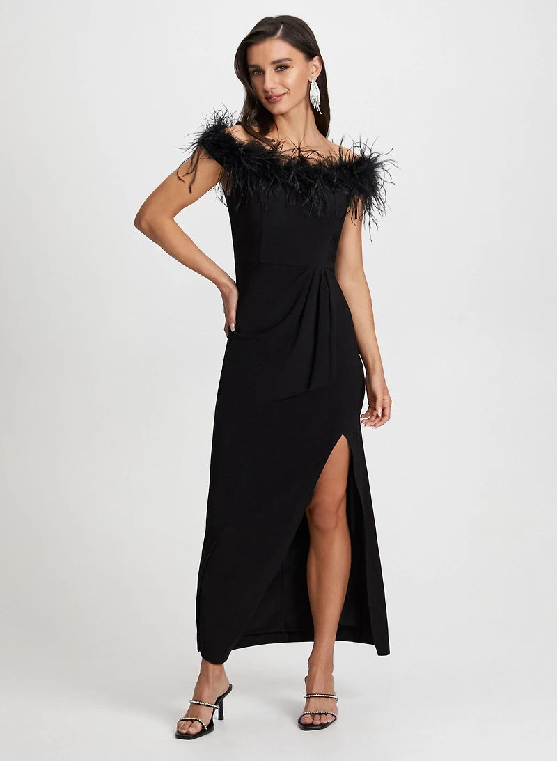 Robe fendue avec col en plumes