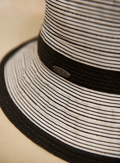 Chapeau cloche à ruban et rayures