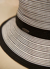 Chapeau cloche à ruban et rayures