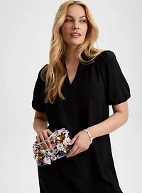 Robe courte à col fendu et boutons
