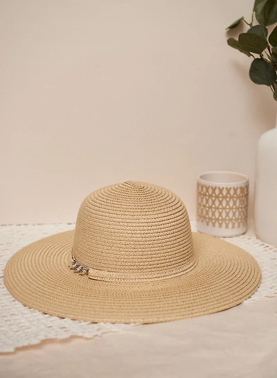 Chapeau à larges bords et chaîne