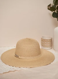 Chapeau à larges bords et chaîne