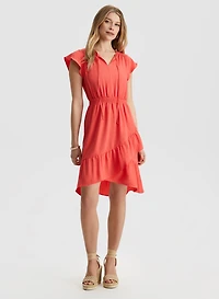 Robe à col fendu et volants