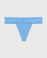 Tanga avec bordure en dentelle bleu azur