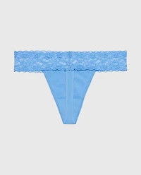 Tanga avec bordure en dentelle bleu azur