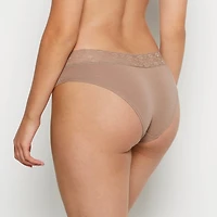 Culotte hipster dans un arbre sans feuilles