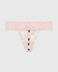 Tanga avec bordure en dentelle rose des îles