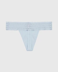 Tanga avec bordure en dentelle bleu tamisé