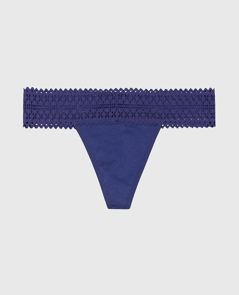 Tanga avec bordure en dentelle aube bleutée