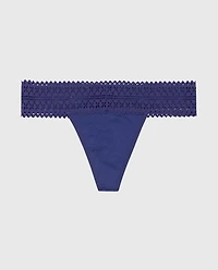 Tanga avec bordure en dentelle aube bleutée