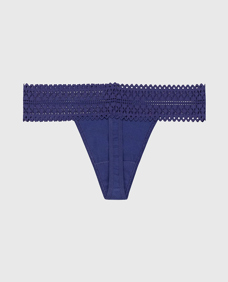 Tanga avec bordure en dentelle aube bleutée
