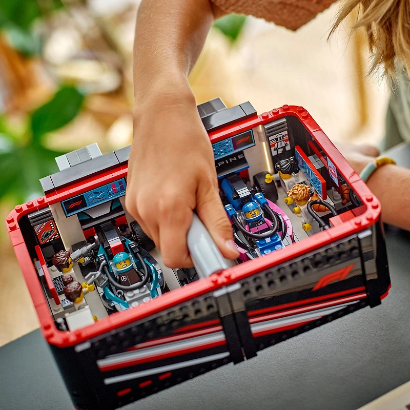 LEGO® City Le garage de F1® et les voitures Mercedes-AMG et Alpine