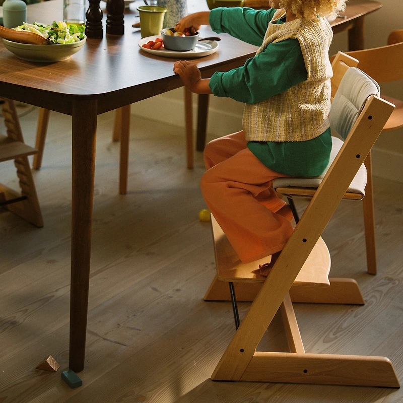 Chaise Haute Tripp Trapp® V2 Naturel + Coussin Gris avec Cabaret Stokke® Vanille