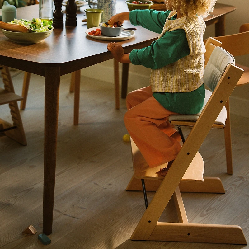 Chaise Haute Tripp Trapp® V2 Chêne Naturel + Coussin Gris avec Cabaret Stokke® - Naturel