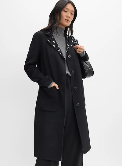 Manteau au col à œillets