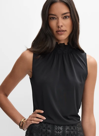 Haut à col montant en dentelle