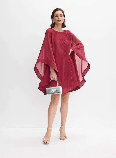 Robe plissée à manches cape