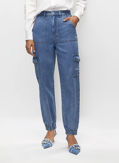 Jean fuselé style cargo
