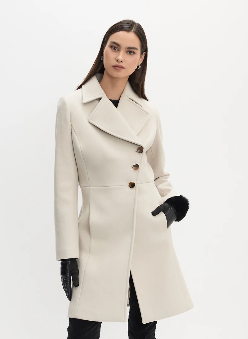 Manteau boutonné à avant asymétrique