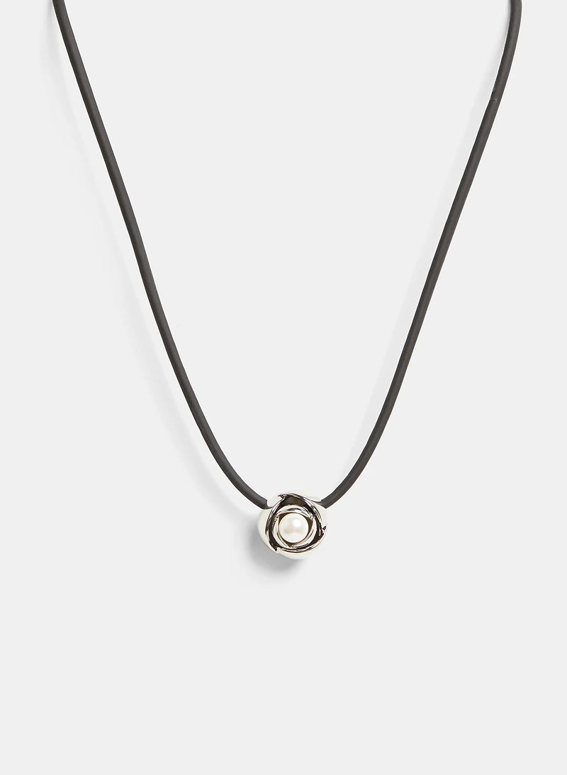 Collier en corde à pendentif de rose