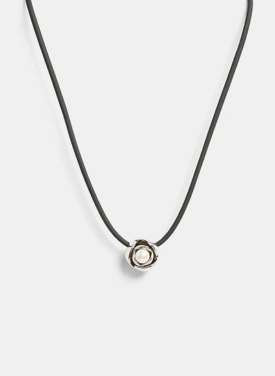 Collier en corde à pendentif de rose