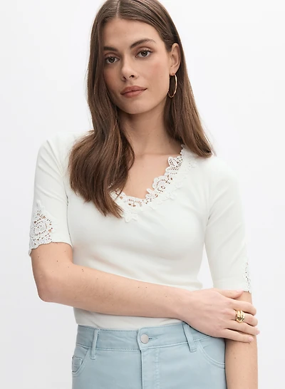 Haut à bordures en dentelle