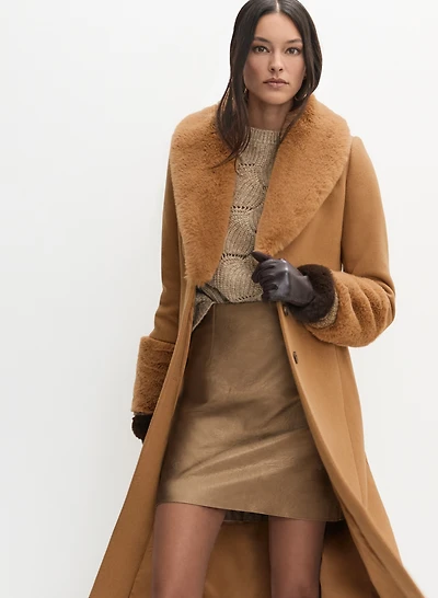 Manteau trench à détails en fausse fourrure