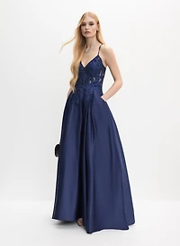 Robe satinée à broderies et jupe évasée