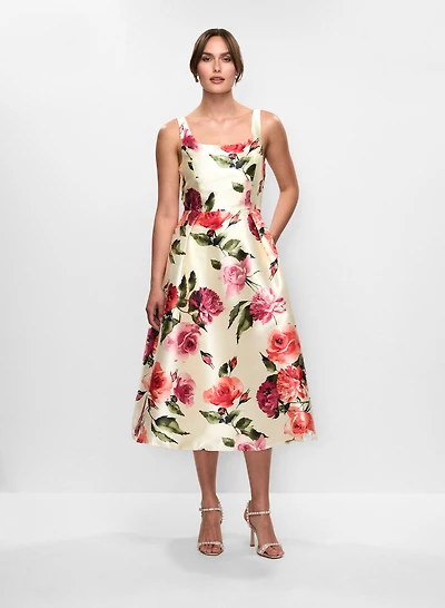 Robe fleurie à encolure carrée