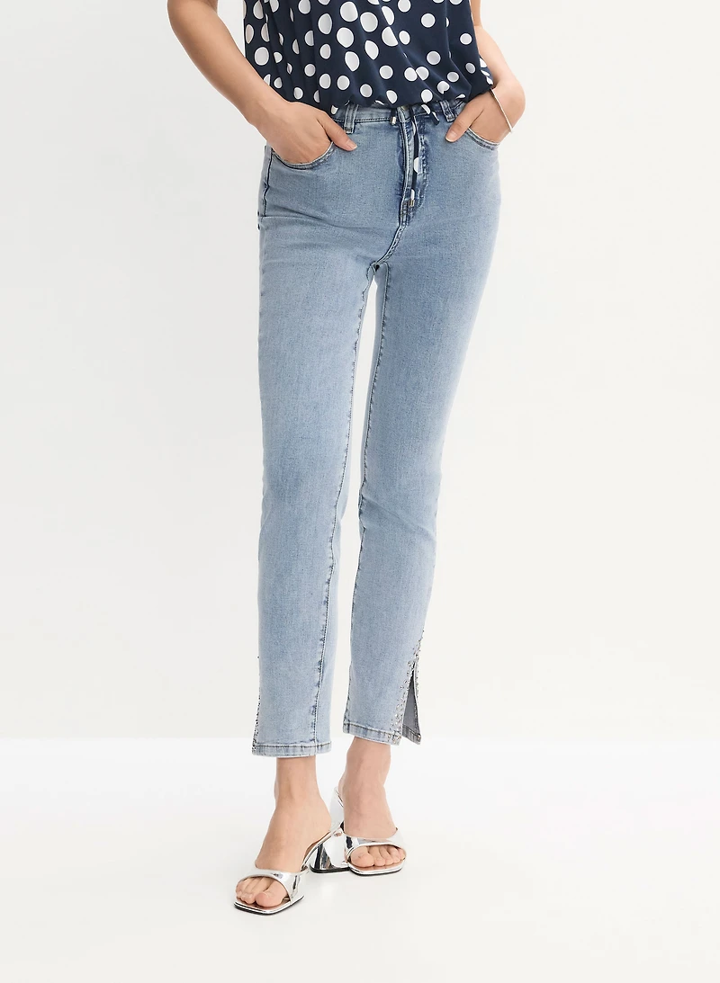 Jean à jambe étroite et détails de pierres