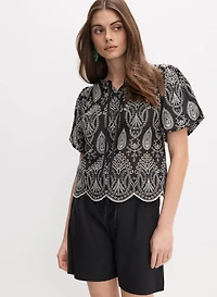 Haut à broderies et œillets