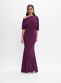 Robe à encolure asymétrique