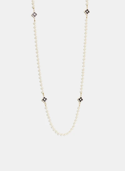 Collier long en perles à détails trèfles