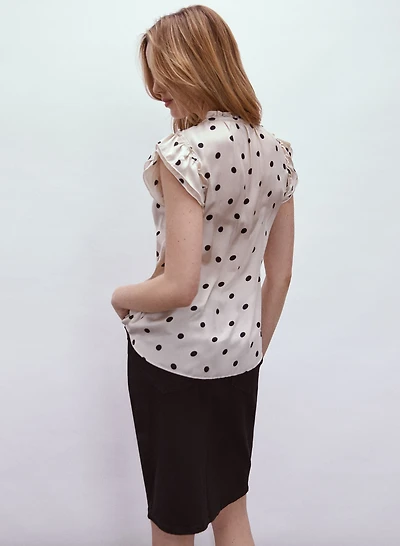 Blouse à col froncé et motif pois