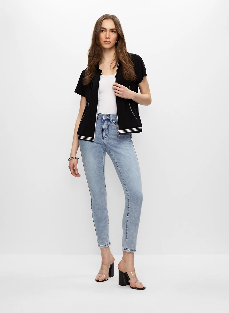Pull léger à capuche et bandes pailletées