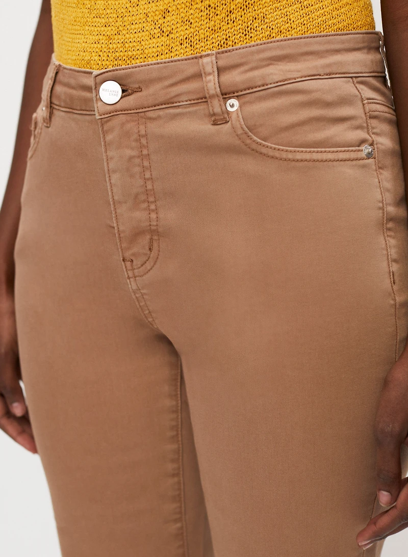 Capri jambe droite à broderies florales
