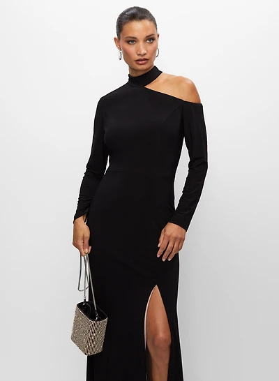 Robe fendue avec découpe à l'épaule