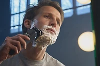 Philips Electric Shaver Series 7000, Wet & Dry with SkinIQ technology & Cable-free Quick Clean Pod, S7882/50
