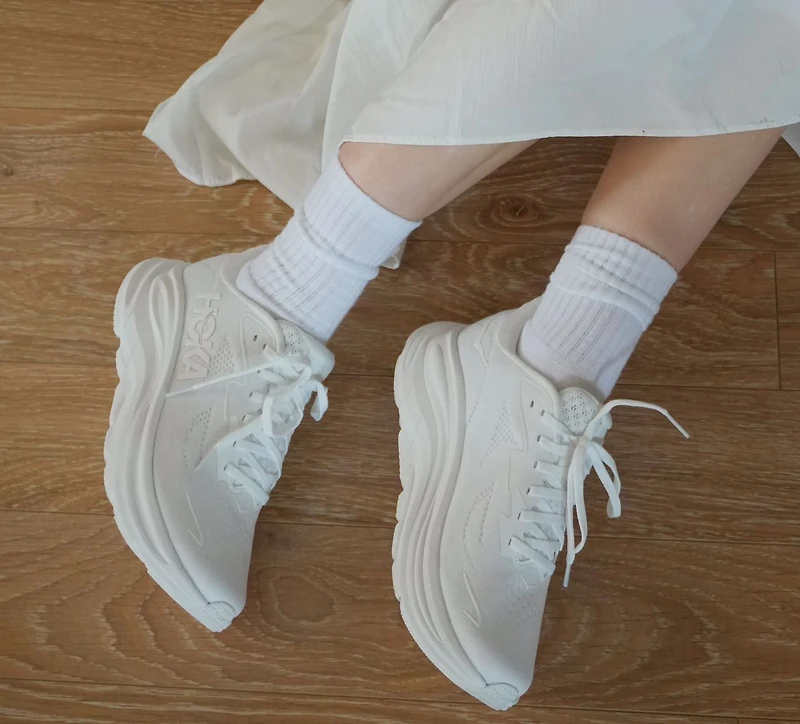 HOKA | CLIFTON 10 BLANC FEMMES