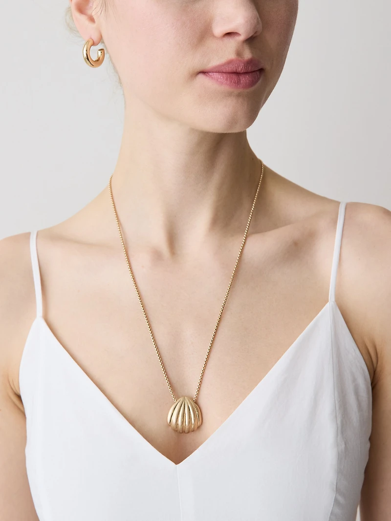 Long Collier avec Pendentif Coquillage