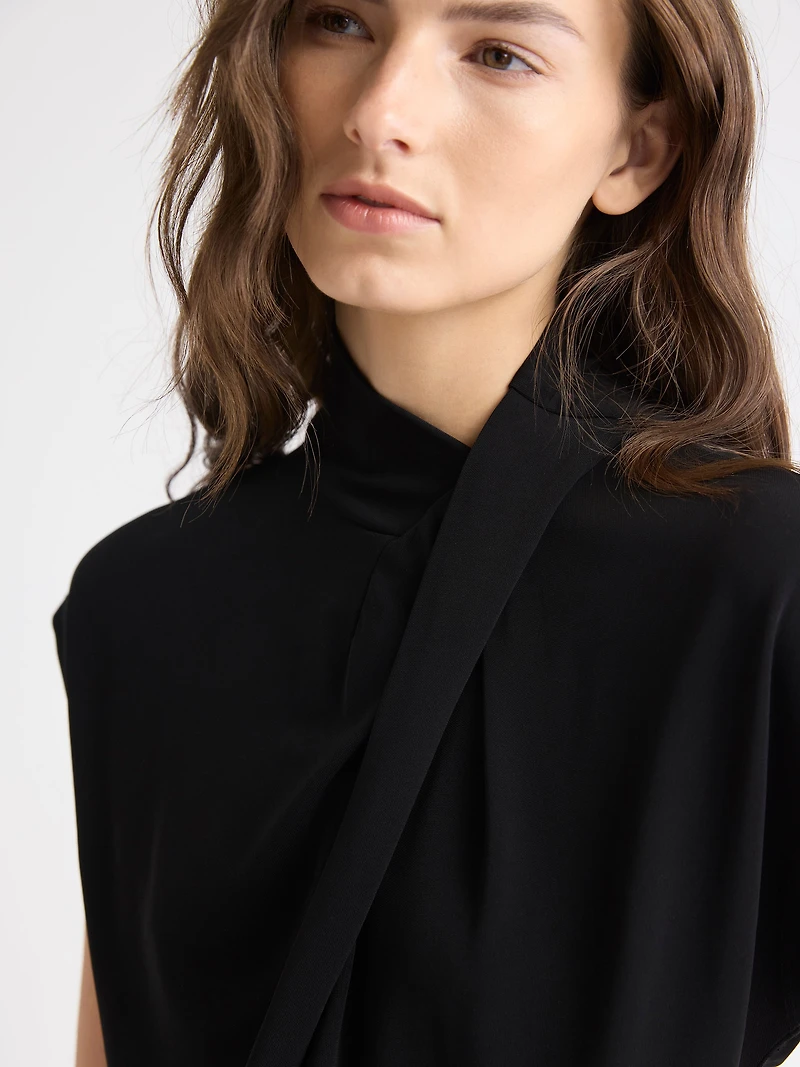 Haut à Manches Très Courtes Col Montant Drapé Détail Croisé