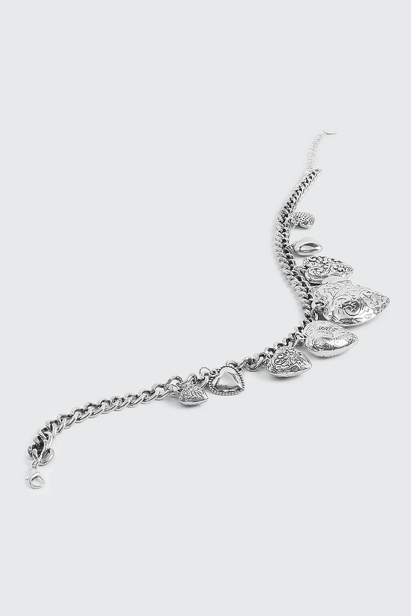 Collier volumineux à breloques cœurs