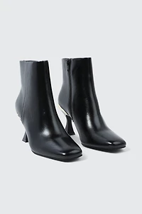 Bottillons à talon évasé et détail métallique