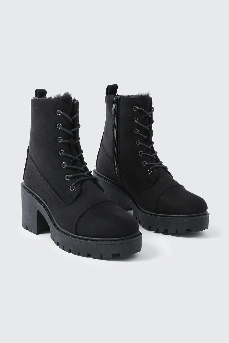 Bottes lacées doublées en fausse fourrure